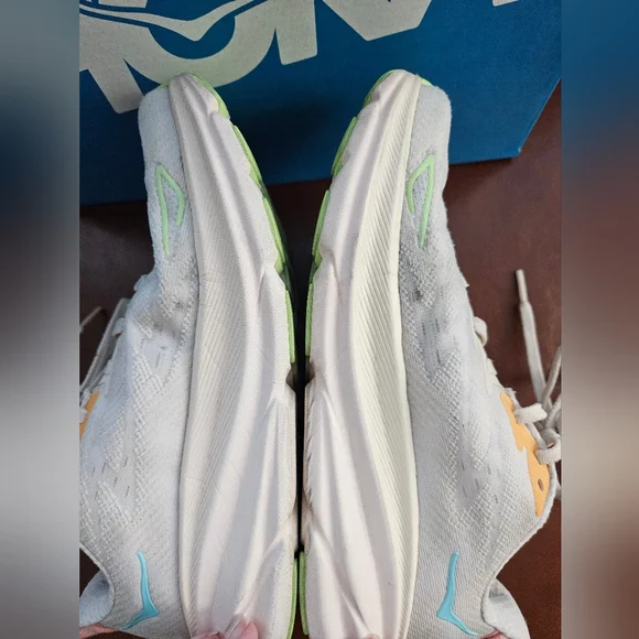 HOKA Clifton 9 size 7 womens - Picture 9 of 15